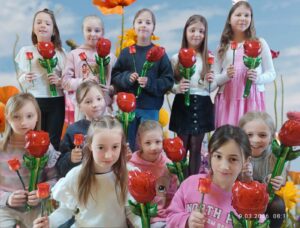 Na zdjęciach widać dzieci z balonami, kwiatami i upominkami z okazji dnia kobiet i mężczyzn. Dzieci są uśmiechnięte i zadowolone.