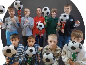 Na zdjęciach widać dzieci z balonami, kwiatami i upominkami z okazji dnia kobiet i mężczyzn. Dzieci są uśmiechnięte i zadowolone.
