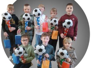 Na zdjęciach widać dzieci z balonami, kwiatami i upominkami z okazji dnia kobiet i mężczyzn. Dzieci są uśmiechnięte i zadowolone.