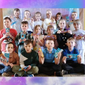 Na zdjęciach widać dzieci z balonami, kwiatami i upominkami z okazji dnia kobiet i mężczyzn. Dzieci są uśmiechnięte i zadowolone.