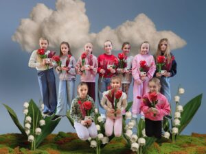 Na zdjęciach widać dzieci z balonami, kwiatami i upominkami z okazji dnia kobiet i mężczyzn. Dzieci są uśmiechnięte i zadowolone.