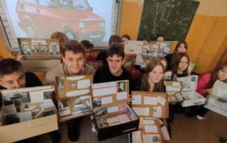 Uczniowie i pudełka pełne historii.