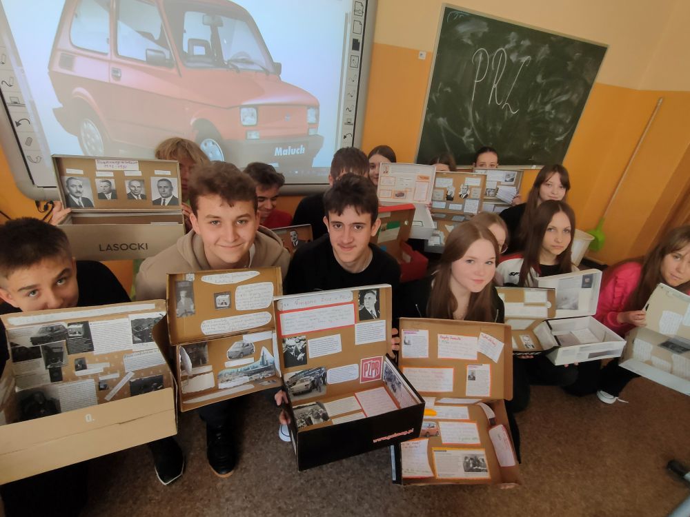 Uczniowie i pudełka pełne historii.