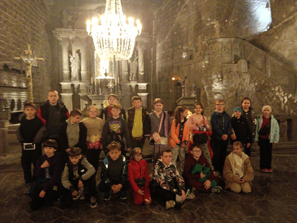 Uczniowie klas III i IV w Kaplicy św. Kingi w Kopalni Soli w Wieliczce.