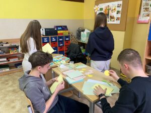 Wolontariusze podczas pracy.