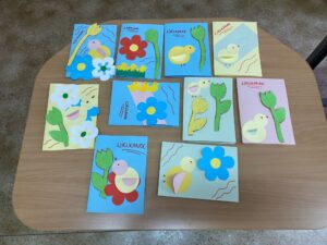 Kartki, wykonane przez wolontariuszy.