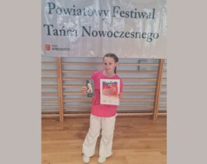 Julia z dyplomem i nagrodą