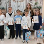 Uczniowie naszej szkoły, którzy wzięli udział w Gminnym Konkursie Palm i Pisanek z dyplomami i nagrodami