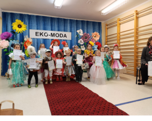 Uczestnik konkursu w stroju ekologicznym