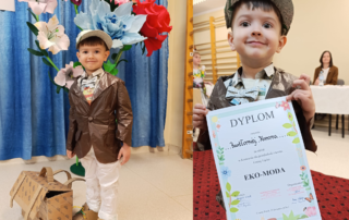 Uczestnik konkursu w stroju ekologicznym