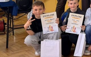 Nasi uczniowie z dyplomami i nagrodami
