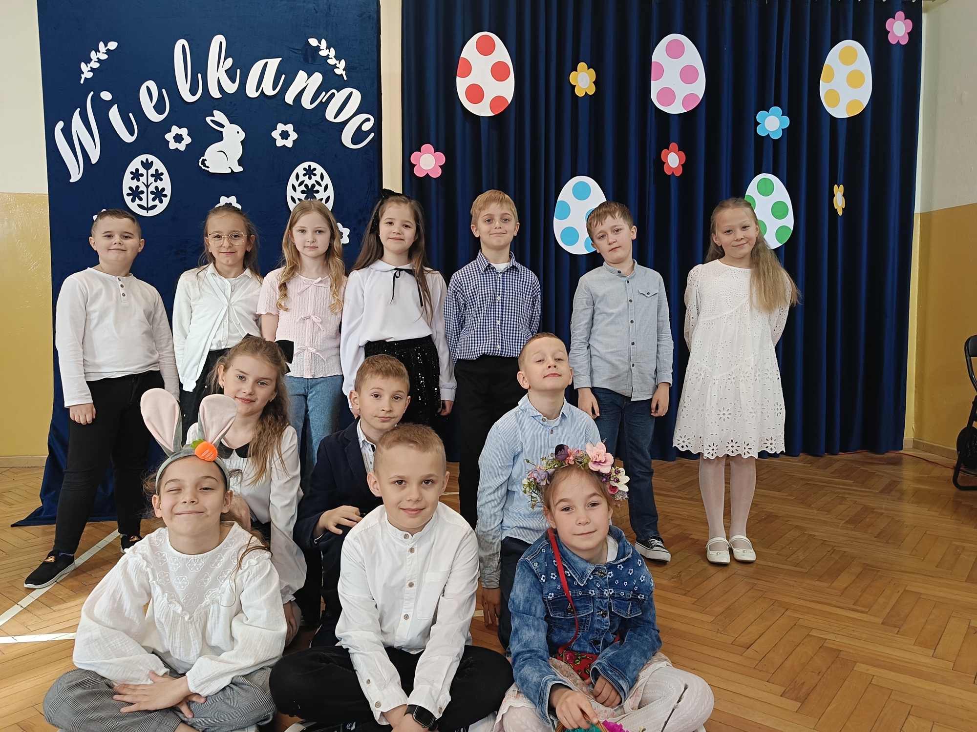 Uczniowie klasy 2 biorący udział w przedstawieniu z okazji Wielkanocy