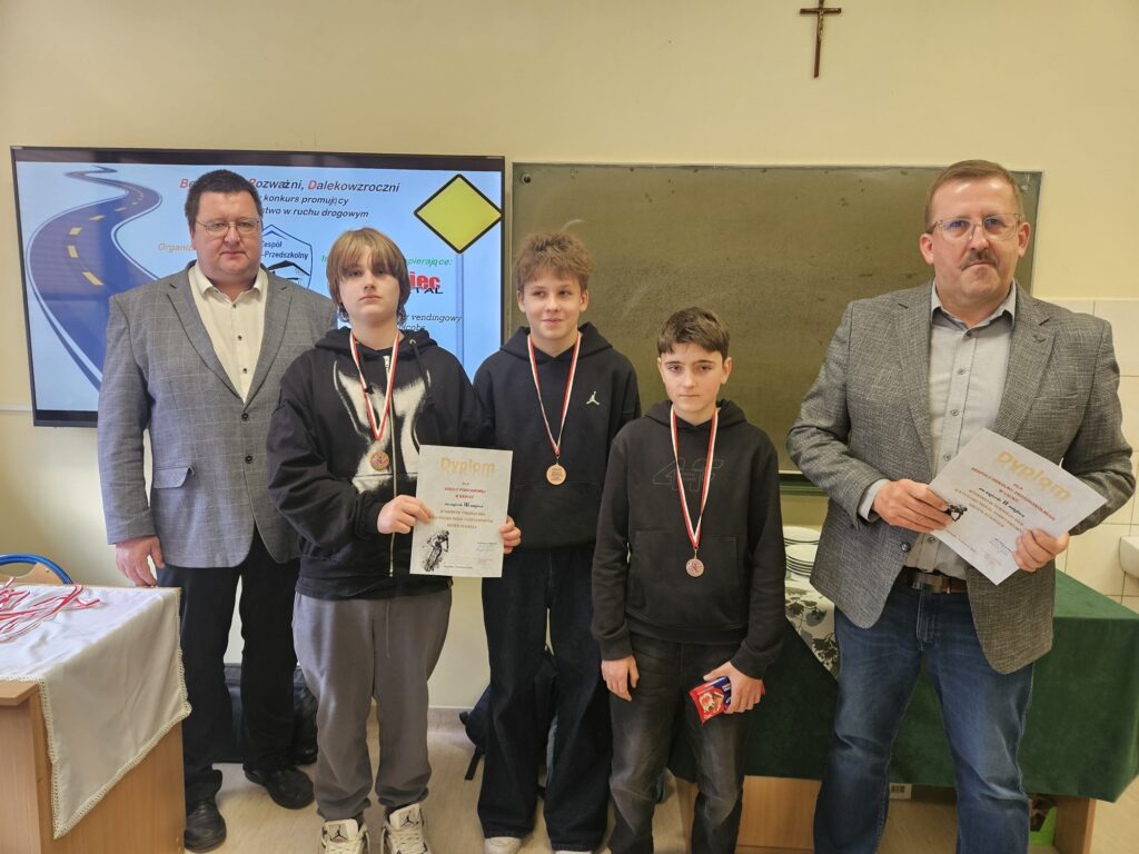 Drużyna ZSP Kadcza podczas gminnego turnieju BRD wraz z organizatorem i Dyr ZSP Jazowsko