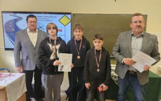 Drużyna ZSP Kadcza podczas gminnego turnieju BRD wraz z organizatorem i Dyr ZSP Jazowsko