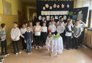 Uczniowie, przygotowujący apel.