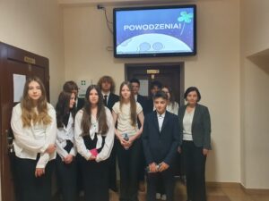 Uczniowie klasy 8 z wychowawczynią