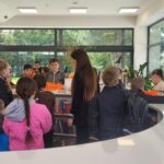 Uczniowie w bibliotece