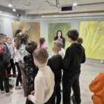 Uczniowie w Galerii Sztuki