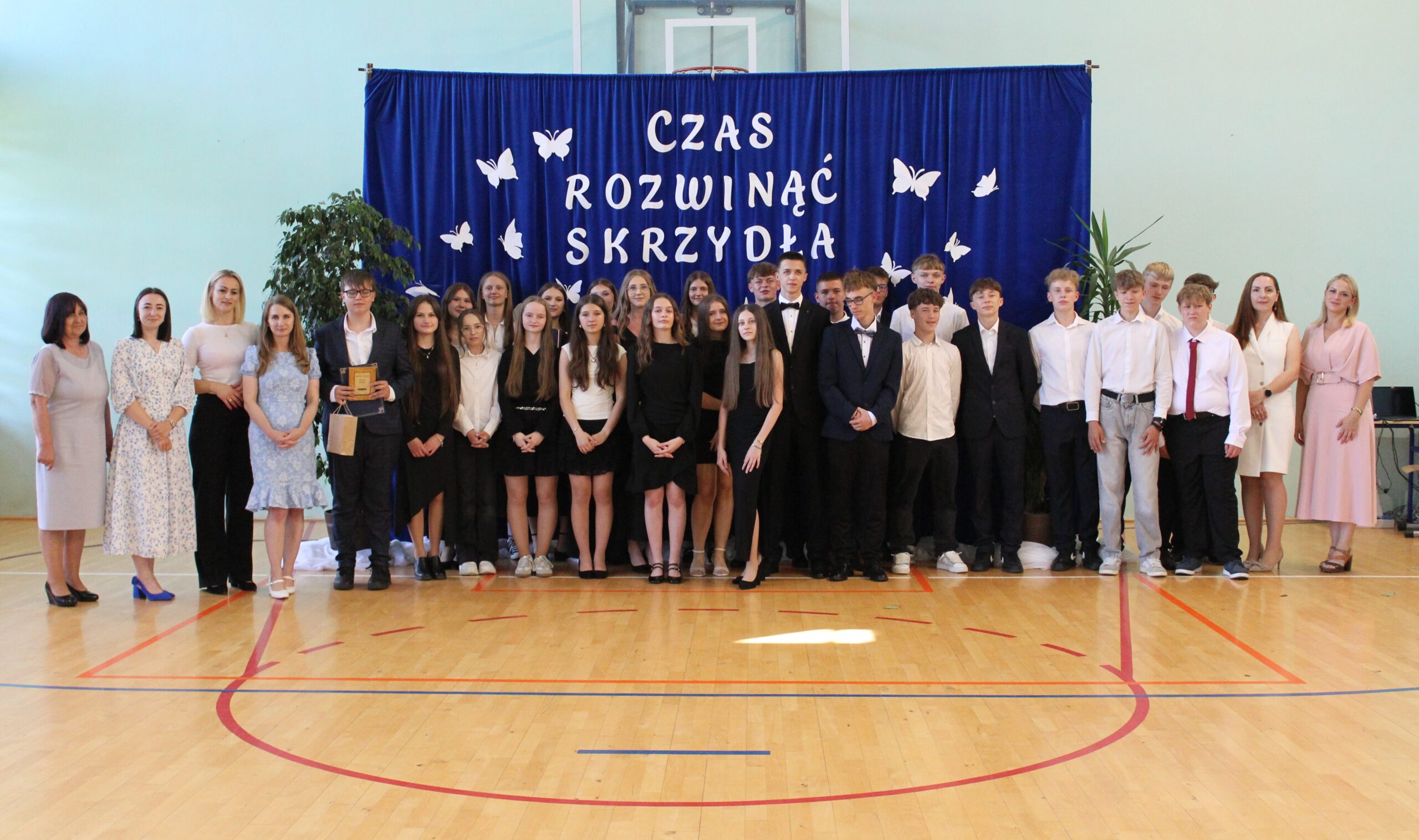 akademia z okazji pożegnania uczniów klas 8a i 8b