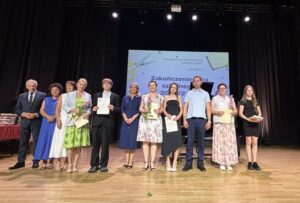 Nagrodzeni uczniowie, ich rodzice, dyrektor szkoły i władze gminy